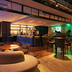 【ディナー席65席、バーカウンター含む26席】バースペースとダイニングスペースは、通路を挟んで独立しております