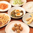 小皿料理が豊富で、餃子や中華のおつまみを気軽に楽しめるのが魅力。担担麺はもちろん、生ビールやレモンサワー、紹興酒と相性抜群。60分飲み放題もあり、サク飲みや仕事帰りの一杯にも使える中華居酒屋です。