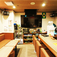店内には75インチの大型モニターが設置されており、ビールを楽しみながらカラオケを満喫できます。当店はなんと、歌い放題！何曲歌っても、チャージ代以上のカラオケ料金はいただきませんので、思う存分歌い上げてください！