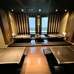 フロア全体が見渡せる一体感のある掘りごたつ席。落ち着いた和の風情が漂う空間は、大人数での貸切にも対応しており、会社宴会や団体での集まりに最適なレイアウトとなっています。