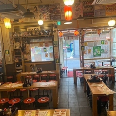 当店は貸切OKの広々としたスペースで、着席80名様、立食100名様までご利用いただけます！大型な会社宴会にも最適です◎早めの予約をオススメしますので、ぜひお早めにご検討ください！