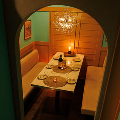 【全席ターコイズブルーの完全個室】青の隠れ家個室イタリアン・アモーレでは、ミントブルーを基調にした完全個室を、人数に合わせて多数用意しております。"かわいいだけじゃない、秘密にしたくなるビストロ。"デートや仲間とのお食事、家族でのパーティー、打ち上げや忘年会など、多彩なシーンにぴったりとマッチします◎