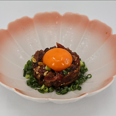 牛のたたきと松の実のユッケ仕立て