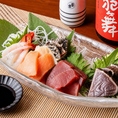 【鮮度抜群の朝〆鮮魚】徹底された鮮度管理のもとお客様のもとへお届け！お造り盛りは食材のひとつひとつをじっくりと厳選。素材の良さを存分に活かした創作料理の数々。朝捕れの厳選した魚介類をご用意しておりますので、見た目はもちろん味も楽しめる究極の品々！料理長が奏でる匠の技をとくとご堪能ください。