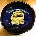 料理メニュー写真 天然鯛のコブ〆と焼きナスピューレ
