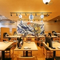 【多彩なお席を取り揃えています】店内は温かみのある照明が心地よい雰囲気を演出しています。気の合う友人との飲み会や女子会にぴったりのお席をご用意。人数に応じたレイアウトが可能ですので、お気軽にご相談ください。新鮮な海の幸を味わいながら、リラックスした時間をお過ごしください。
