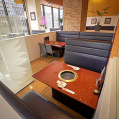 ご家族でのご来店も大歓迎◎ソファーが向き合う形でゆったり出来、お肉やドリンクが並んでも焦る必要のない広々テーブルです。