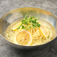 人気のレモン冷麺！レモンをたっぷり入れて爽やかな酸味を効かせた冷麺。あっさりとしてるので、ジンギスカンの〆には最適！もちろん食べ放題でも◎