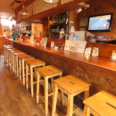 お一人様大歓迎！温かみあるカウンター席で、気ままに一杯。常連さんとの会話や、店主とのやりとりも楽しめる“街の憩いの場”です。