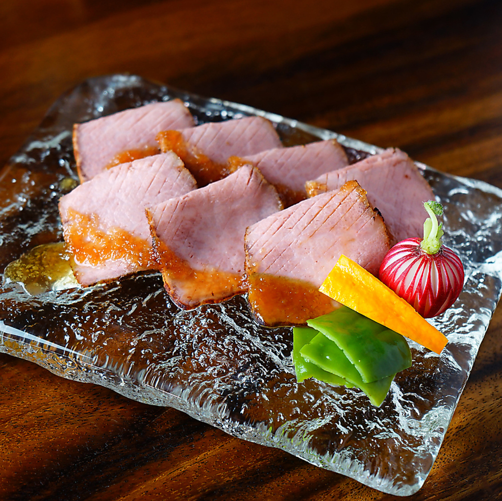 和食歴20年の店主が毎日出汁を取って作る本格的な日本料理を、リーズナブルにお楽しみいただけます。