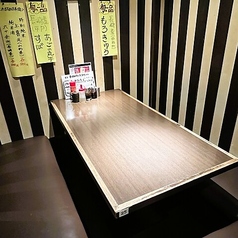 モダンなストライプの壁紙が印象的な、限定1卓の掘りごたつ半個室。周囲の視線を適度に遮るプライベート感のある空間は、大切な接待や特別な日の会食、親しい仲間内での語らいにぴったりです。