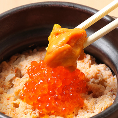 蟹といくらの贅沢釜飯 雲丹添え