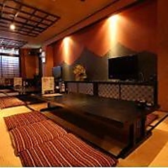 足を伸ばしたり、楽な姿勢でお料理やドリンクを楽しむなら、こちらの座敷席がおすすめです。和の風情を感じるその空間は、居心地の良さも魅力です。