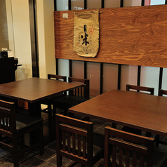 友人との会食や家族での食事、小規模なグループ利用にぴったりの4名様用テーブル席を2卓ご用意しております。広々とした空間で、気兼ねなくお過ごしください。