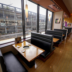 女子会やグループでのお食事に最適なテーブル席！美味しいお肉を囲んで皆でワイワイ、会話にも自然と花が咲きます。