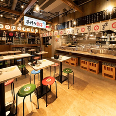 【ほっとするひとときを◎】焼きたて餃子を囲み、会話も箸も止まらない楽しいひとときを過ごせるテーブル席。さらに、もつ鍋の湯気に包まれた温かみのある空間で、気取らずゆったりとお寛ぎいただけます。仲間との語らいや、ほっと一息つきたい時にもぴったりです♪お腹も心も満たされる、楽しいひとときをご堪能ください。