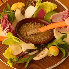 地元の名人が育てた新鮮な野菜に合う自家製ソースで味わう『胡桃とアンチョビソースのバーニャカウダ』