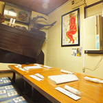 芸能人の色紙が圧巻の1階と34名収容可能のお座敷あり！！カウンターでサク飲みも宴会も大歓迎☆