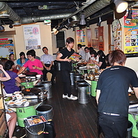 活気あふれる店内で心ゆくまでグルメを満喫♪