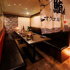 【大人数宴会も大歓迎】10名様までご利用可能な半個室席。にぎやかな居酒屋の楽しさはそのままに、ちょっとだけ仕切られた空間で、周りを気にせずゆったり過ごせるそんな“ちょうどいい”贅沢が叶うのが、当店の半個室席です。ちょうどいい距離感。居心地の良さが心をほぐすそんな空間をお楽しみください♪