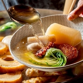 厳選した昆布とかつお節に、贅沢なあご出汁を加えて毎朝ひく黄金色の出汁がおでんの要です。あっさりしながらも深いコクが感じられる出汁は、具材の旨味を引き立てる絶品。芯まで出汁がたっぷり染み込んだ自慢の逸品を、まずはひと口。心までじんわりと温まる、素材の個性が活きた味わいをお楽しみください。