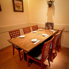 会食・接待といったビジネスシーンにも重宝するテーブル個室。周囲から守られた空間で、当店の絶品焼肉を是非ご堪能ください。