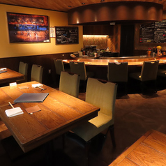 20名様から最大22名様までの店舗貸切に対応しております。お店全体をプライベートなパーティ会場としてご利用いただけるため、結婚式の二次会や会社の大切な打ち上げに最適です。隠れ家のような落ち着いた空間を独占して、極上のオリーブ牛や新鮮な地物野菜を振る舞う、贅沢な宴のひと時をお楽しみください。