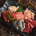 迷ったらこれ！ロースやハラミ等、人気6種が詰まった豪華盛り合わせ。一皿で当店の魅力を満喫。