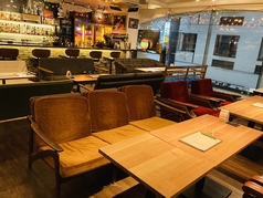 メインフロアはソファー席になっています。ゆったりとしたソファー席で寛いでいってください◎