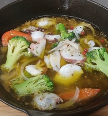 タコとブロッコリーのアヒージョバゲット付き