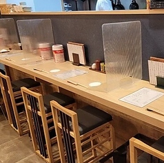 お一人様でも気軽に立ち寄れるカウンター席は、全部で4席ご用意しております◎職人の手さばきを間近で見ながら、打ち立ての蕎麦や出来たての料理を味わうことができます♪蕎麦屋ならではの活気と香りを肌で感じながら、至福の一杯に舌鼓を打つのはいかがですか★サク飲みや仕事帰りのサク飯にもぴったりです♪