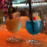 トロピカルカクテルやナチュラルワインの飲み放題3300円