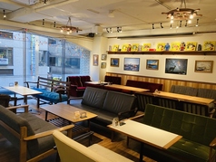 メインフロアはソファー席になっています。ゆったりとしたソファー席で寛いでいってください◎