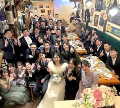 結婚式の二次会風景です。こちらは貸切パーティなので、周りを気にせず自分たちだけのプライベート空間をお楽しみ頂けます♪