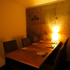 使い勝手イロイロなテーブル席！！最大14名様まで一列に繋げてご利用いただけます！仕事帰りのリフレッシュや同僚との語らいなどにご利用ください。