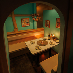 【2～3名様／青の隠れ家個室／デートや記念日に♪】ペールターコイズの個室で、ひと皿ごとに心ときめく夜を。