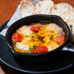 トマトとカマンベールのアヒージョ