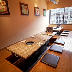 足を伸ばしてゆったりくつろげる掘りごたつ式のお座敷席。ご自宅と同じ感覚でお食事できるのでお子様連れにも好評です。