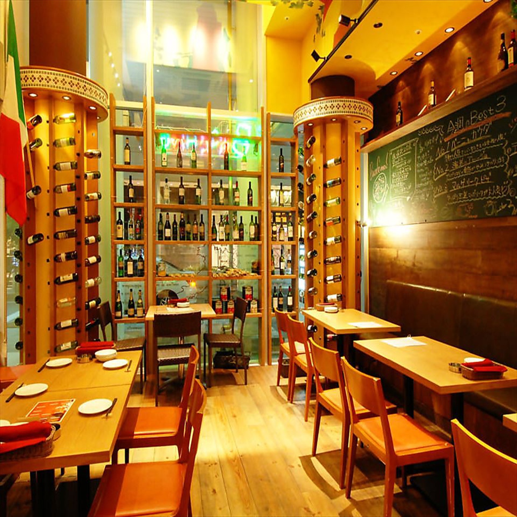 お洒落な店内は、デート・女子会・会社宴会など、少人数から大人数の宴会まで対応！