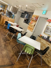 ソファーが苦手な方もご安心ください！ソファーより高めのテーブルとイスのお席もご用意があります◎