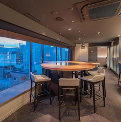 円形のカウンターテーブル席を完備。都会の景色を楽しみながら、友人とビールを囲む特別な時間をお楽しみください。