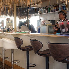 おひとり様大歓迎のバーカウンター席では、腕利きバーテンダーとの会話も楽しみの醍醐味です！海を感じる開放的な空間で、こだわりの一杯とともに心地よいひとときをお過ごしください。