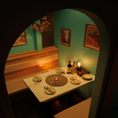 【4～6名様／青の隠れ家個室／ディナーや会食に♪】扉の先に広がるのは、ターコイズブルーの小さな異空間。