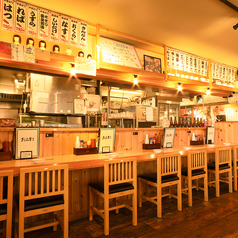 お仕事終わりのサク飲みやデートにぴったりなカウンター席。