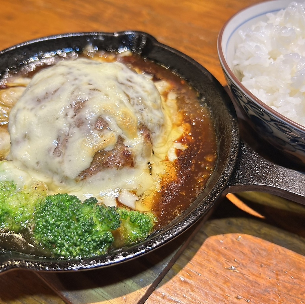 【新メニュー♪煮込みハンバーグ】1,580円/肉ジュ肉ジューシーハンバーグとの食べ比べもおすすめ！