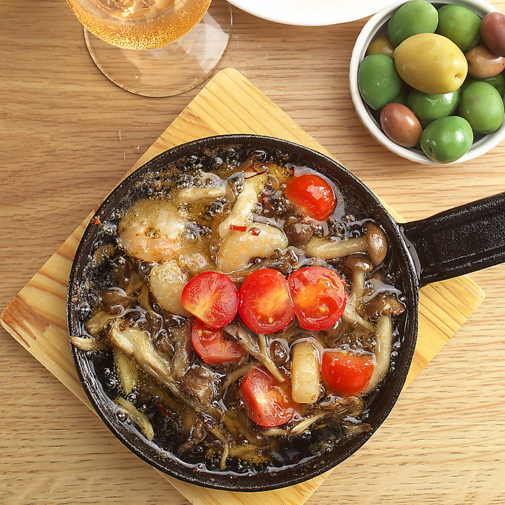 迷ったらコレ！人気NO.1メニュー海老とキノコのアヒージョ熱々オイルにバゲットを浸して召し上がれ♪