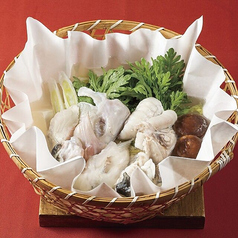 ぴくぴくと動く泳ぎてっちり（とらふぐなべ）