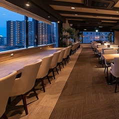 お一人様でのご利用にもおすすめ◎景色を楽しみながらゆっくりお過ごしいただけるカウンター席もございます♪