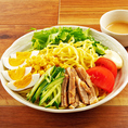 【北海道の名物料理がうまい！】札幌ラーメンサラダや蟹と北海道産いくらのこぼれ寿司、ラム鉄板焼きなど北海道の名物料理をご用意しております！北海道の地酒や道産の果実酒と共にお楽しみください♪
