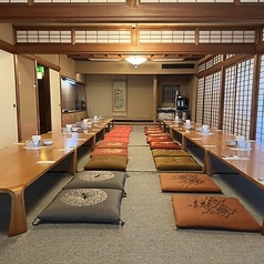 完全個室席は、プライベート感あふれる特別な空間です。大切な人との会食や、ビジネスシーンでも安心して利用できます。和の趣を感じる落ち着いたインテリアが、心地よい食事のひとときを演出。周囲の目を気にせず、ゆったりとした時間を過ごせます。特別なイベントやお祝い事にも最適な個室で、思い出に残るひとときを。